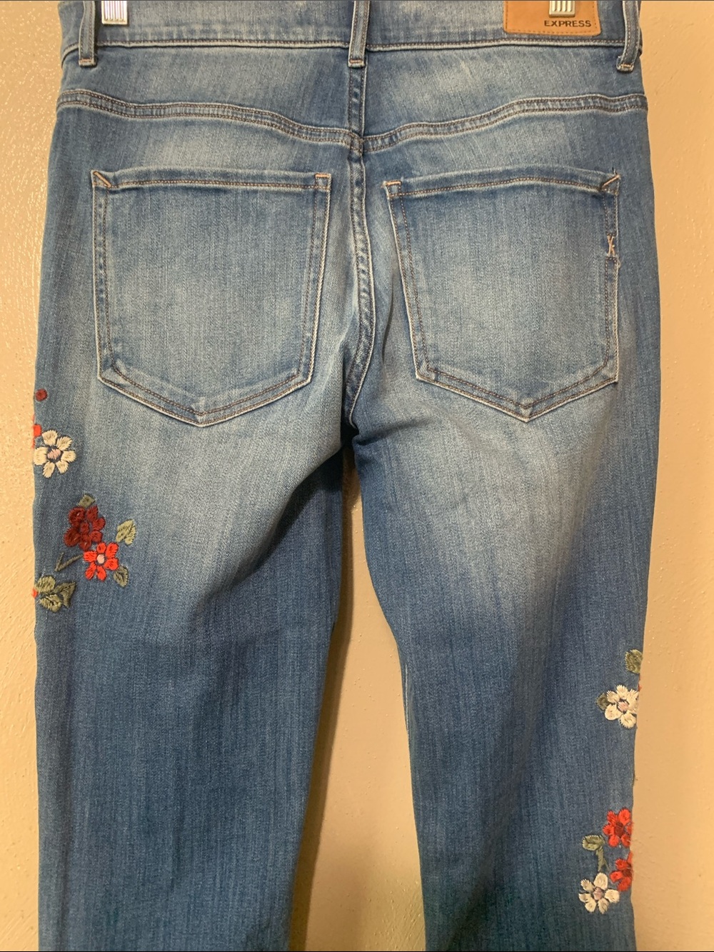 Express size 8 Blue Skinny Jeans with Red Floral Embroidery NWT - Picture 4 of 6